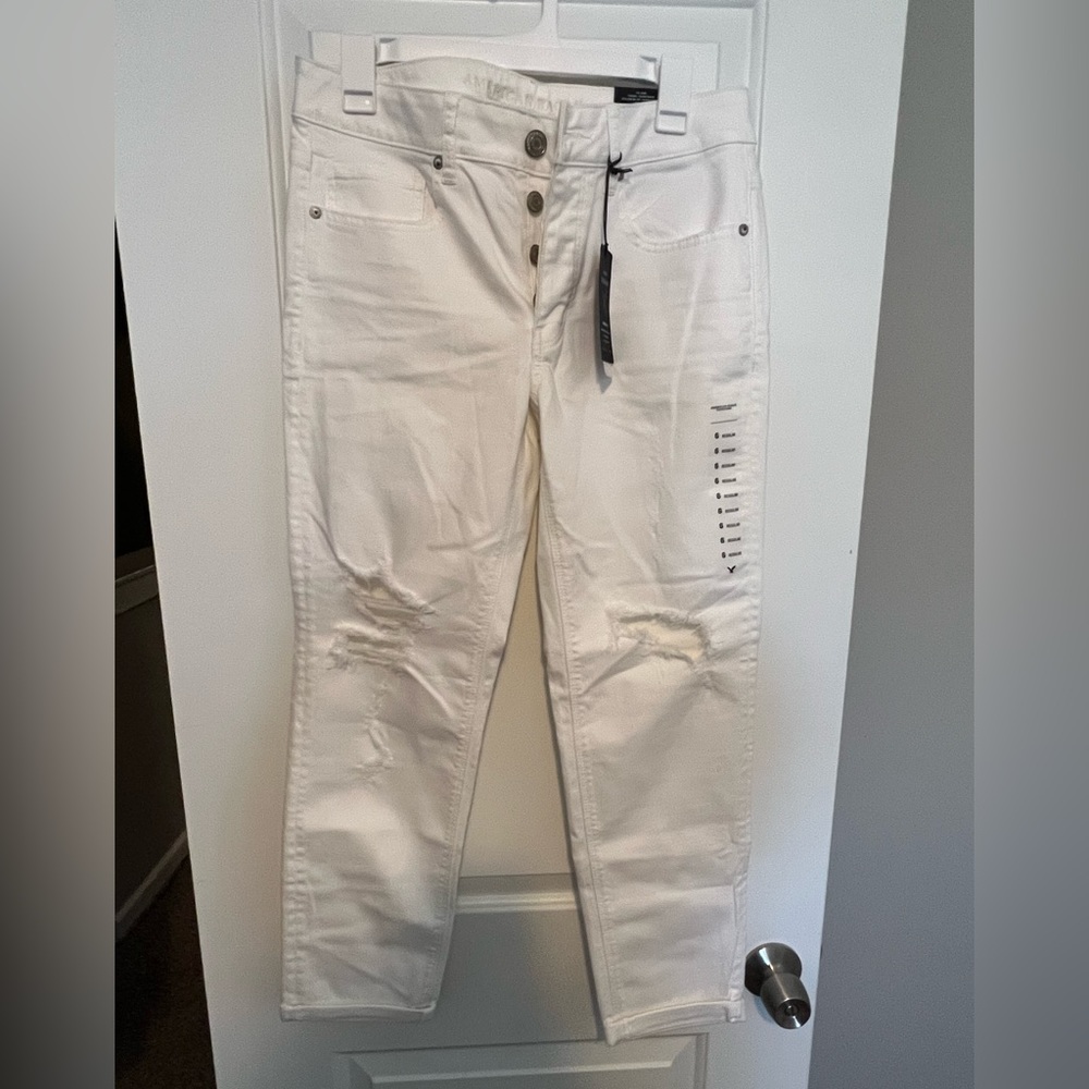 NWT never worn American Eagle White Distressed cropped jeans